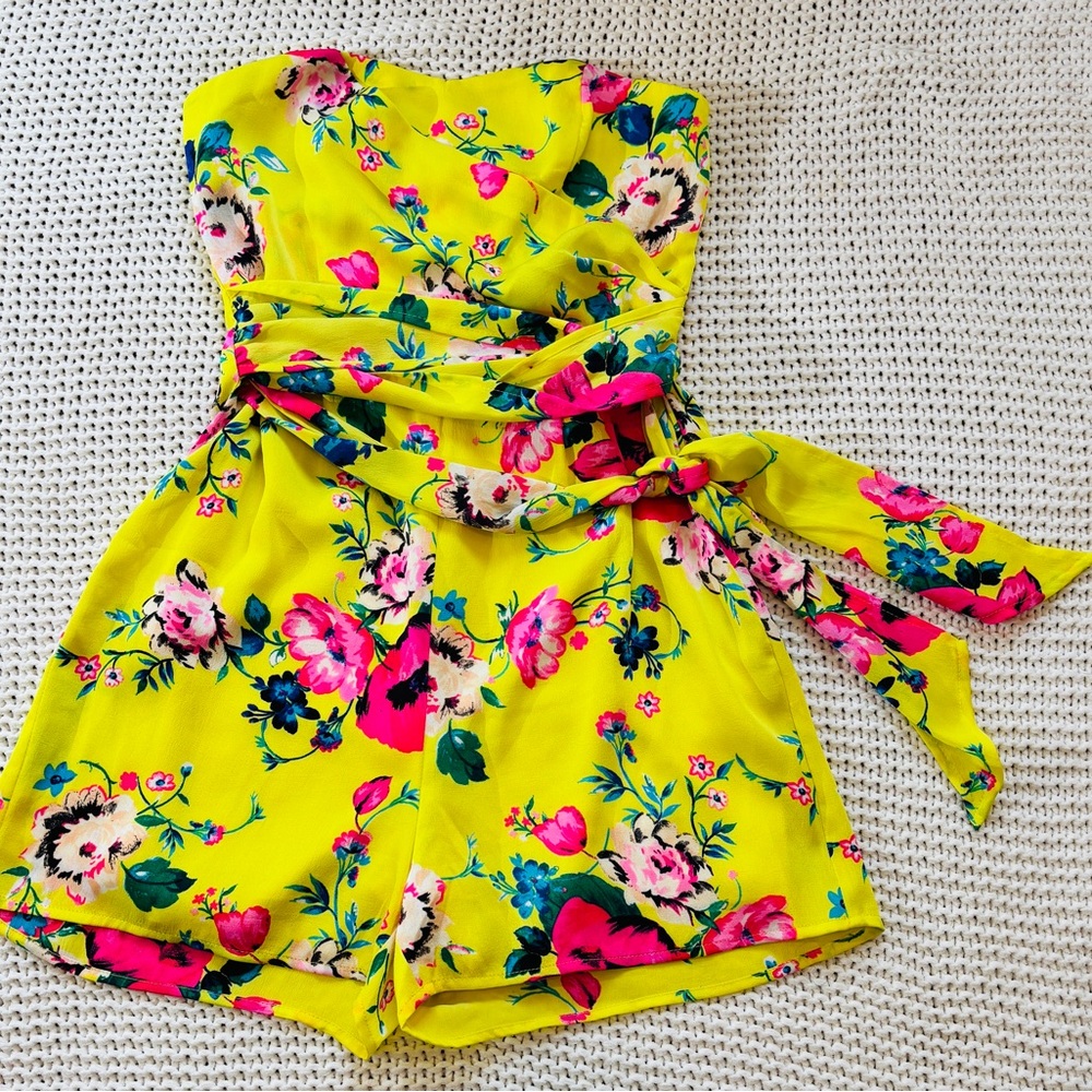 💝 Express Yellow Floral Strapless Romper – NWT
